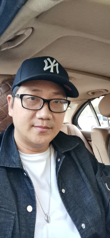 拥抱幸福的第一张照片--南平相亲网